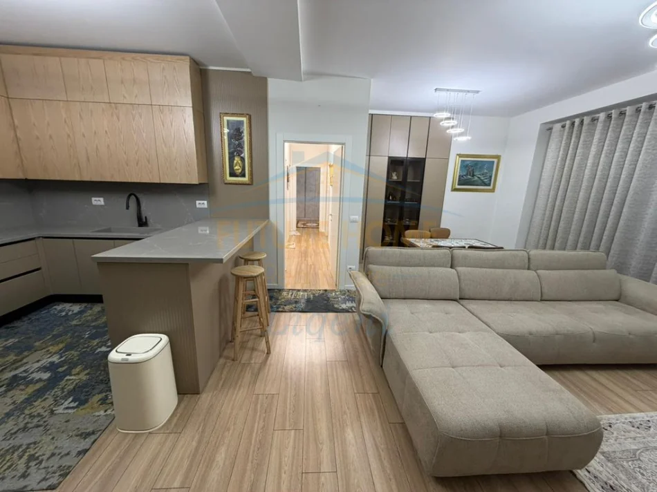 Tirane, jepet me qera apartament 3+1 Kati 6, 159 m² 2.100 € (Rruga e Kavajes, Garden Building)