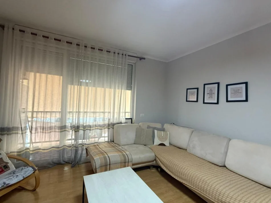 Tirane, jepet me qera apartament 3+1 Kati 7, 100 m² 900 € (21 Dhjetori)