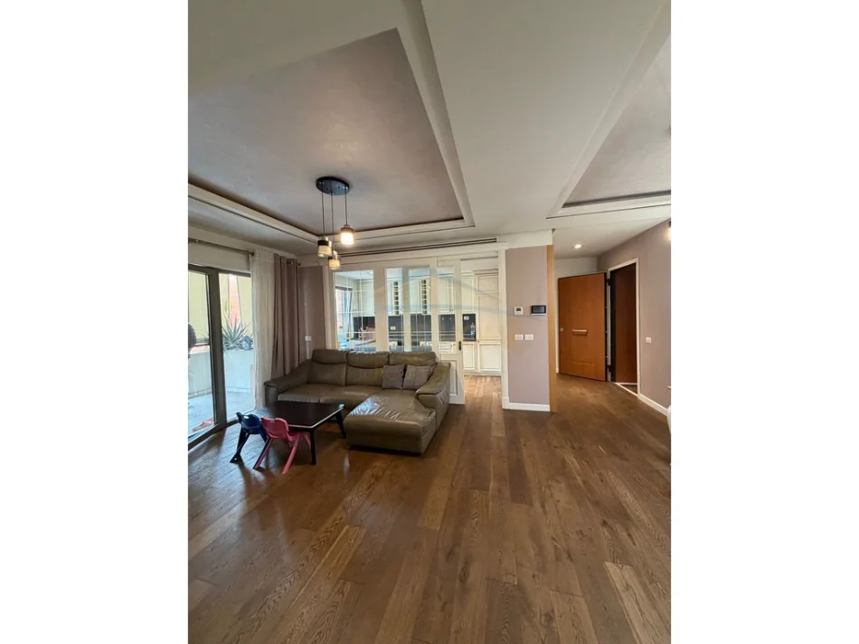 Tirane, jepet me qera apartament 3+1 Kati 7, 120 m² 1.500 € (Kompleksi Delijorgji)