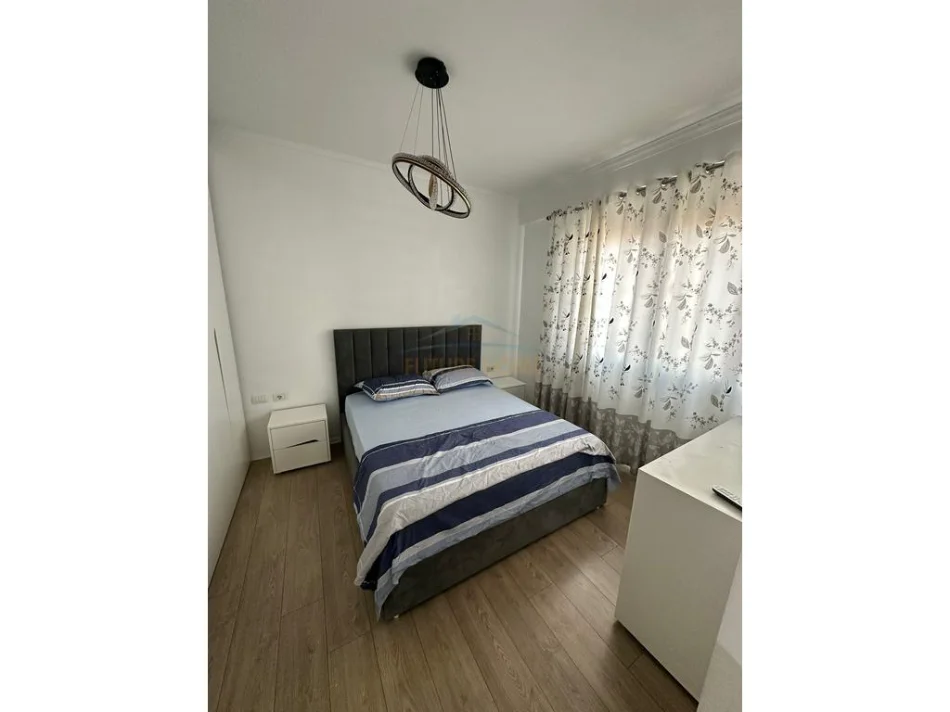 Tirane, jepet me qera apartament 3+1 Kati 8, 113 m² 900 € (Unaza e Re)