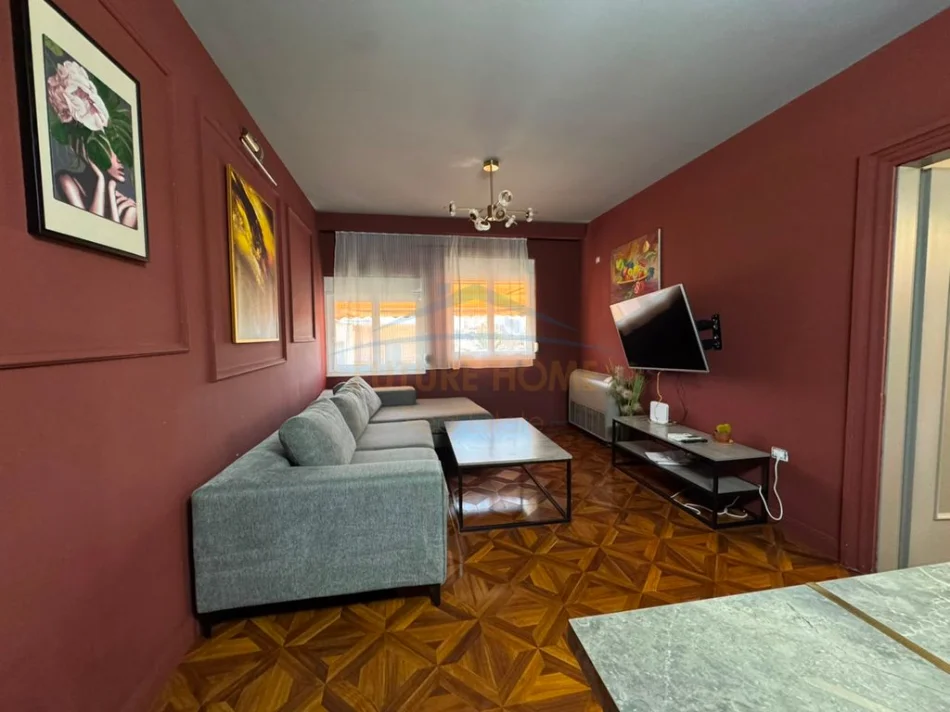 Tirane, jepet me qera apartament 3+1 Kati 8, 120 m² 1.500 € (Zogu i Zi)