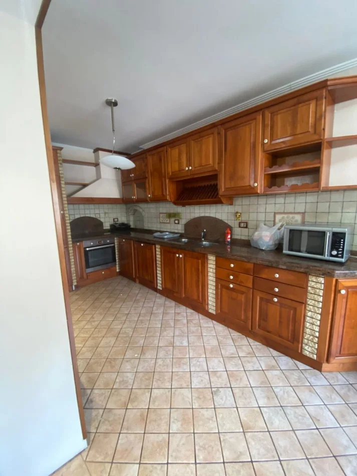 Tirane, jepet me qera apartament 3+1 Kati 8, 190 m² 1.100 € (Komuna e Parisit)
