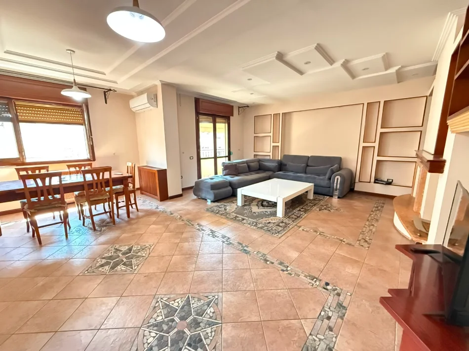 Tirane, jepet me qera apartament 3+1 Kati 8, 190 m² 1.150 € (skender luarasi)