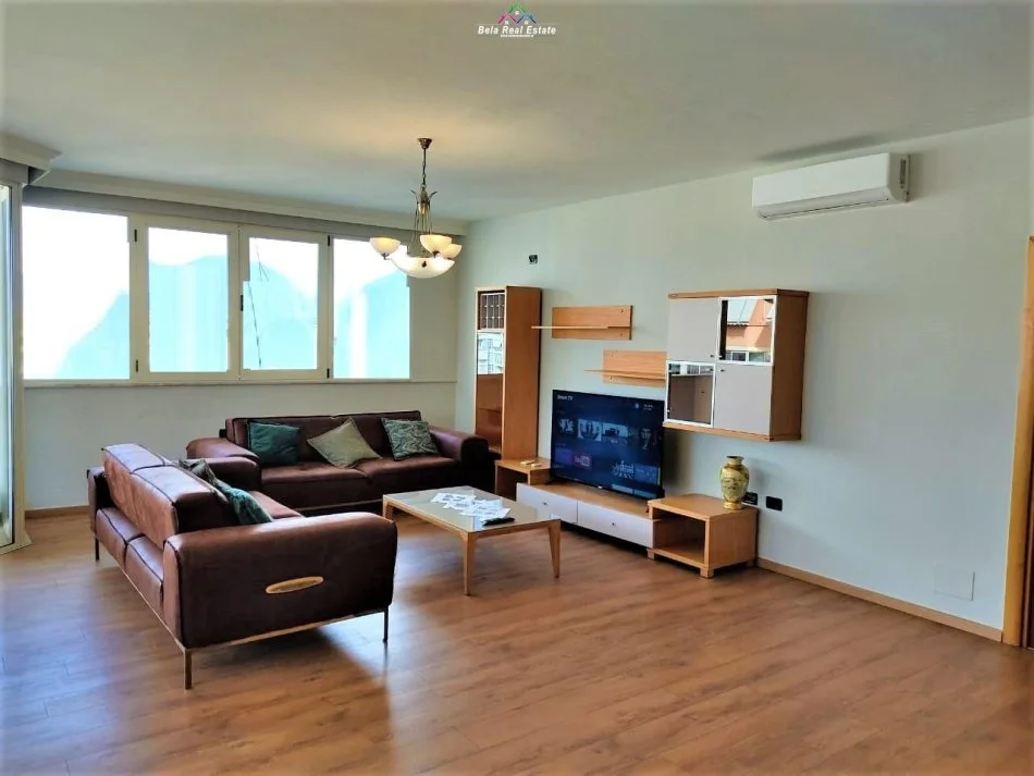 Tirane, jepet me qera apartament 3+1 Kati 8, 220 m² 1600 € (kika 1)