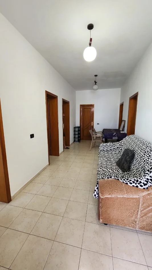 Tirane, jepet me qera apartament 4+1+Ballkon Kati 2, 163 m² 550 € (tek Vilat Amerikane)
