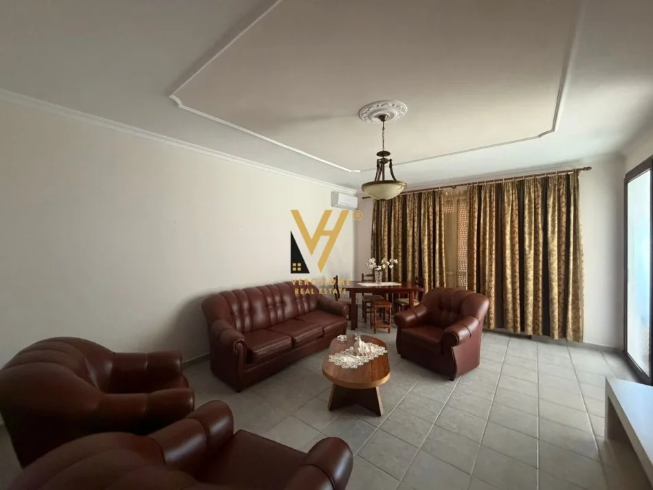 Tirane, jepet me qera apartament 4+1+Ballkon Kati 8, 160 m² 1.000 € (RRUGA FORTUZI)