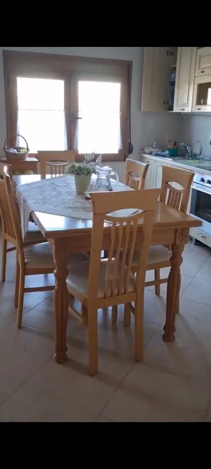 Tirane, jepet me qera apartament 4+1 Kati 2, 240 m² 700 € (Rruga Besa)