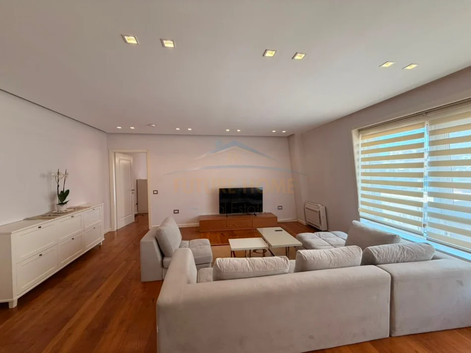 Tirane, jepet me qera apartament 4+1 Kati 5, 194 m² 2.500 € (Bllok)