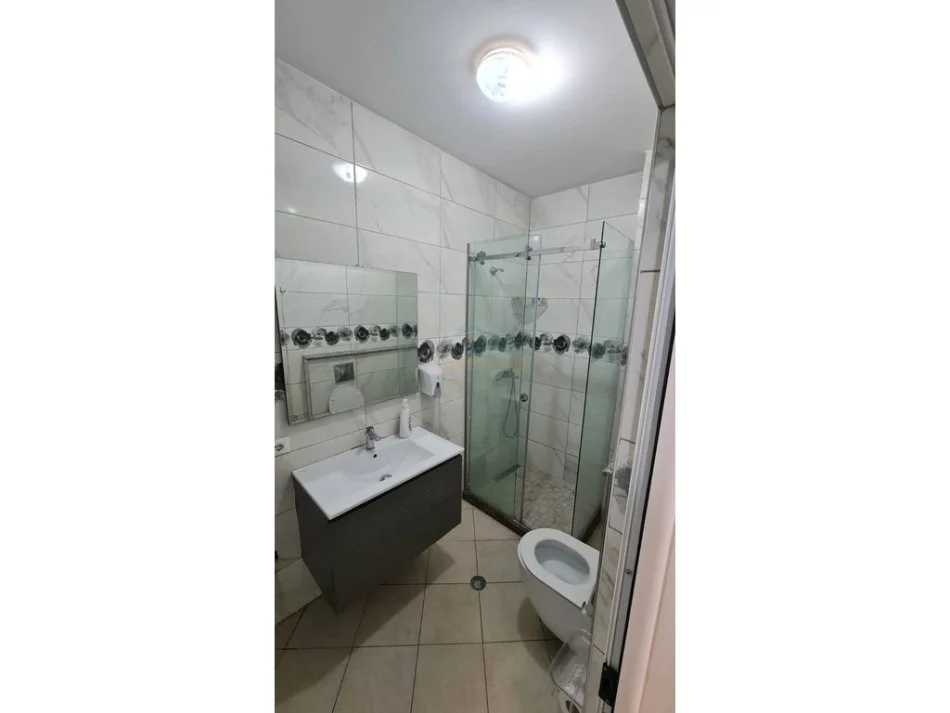 Tirane, jepet me qera apartament Kati 1, 75 m² 400 €
