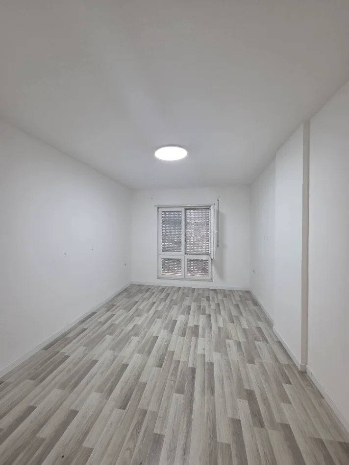 Tirane, jepet me qera apartament Kati 5, 105 m² 600 € (Hoxha Tasim)