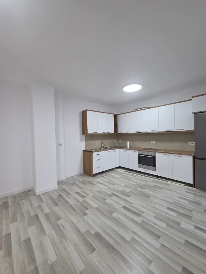 Tirane, jepet me qera apartament Kati 6, 105 m² 65000 mije (Hoxha Tasim)