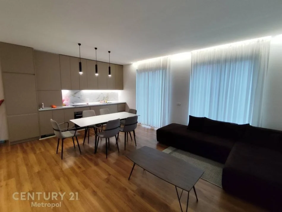 Tirane, jepet me qera apartament duplex 3+1+Aneks+Ballkon , 129 m² (astir)