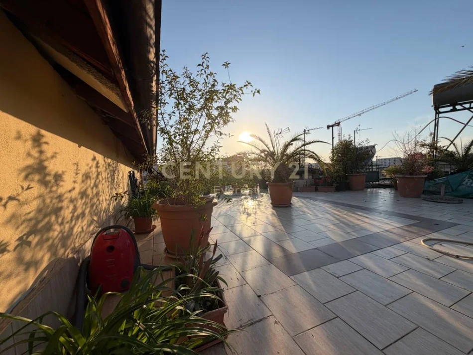 Tirane, jepet me qera apartament duplex 3+1 Kati 5, 150 m² 630 € (21 Dhjetori everest147353)