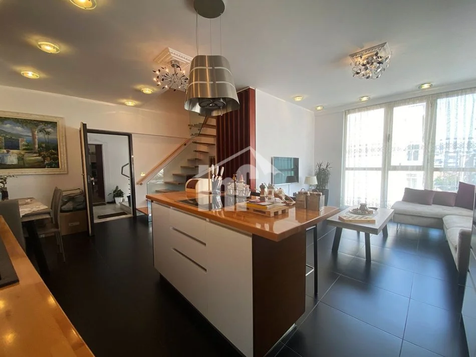 Tirane, jepet me qera apartament duplex Dublex Kati 5, 110 m² 1.100 € (PERBALLE QENDRES 