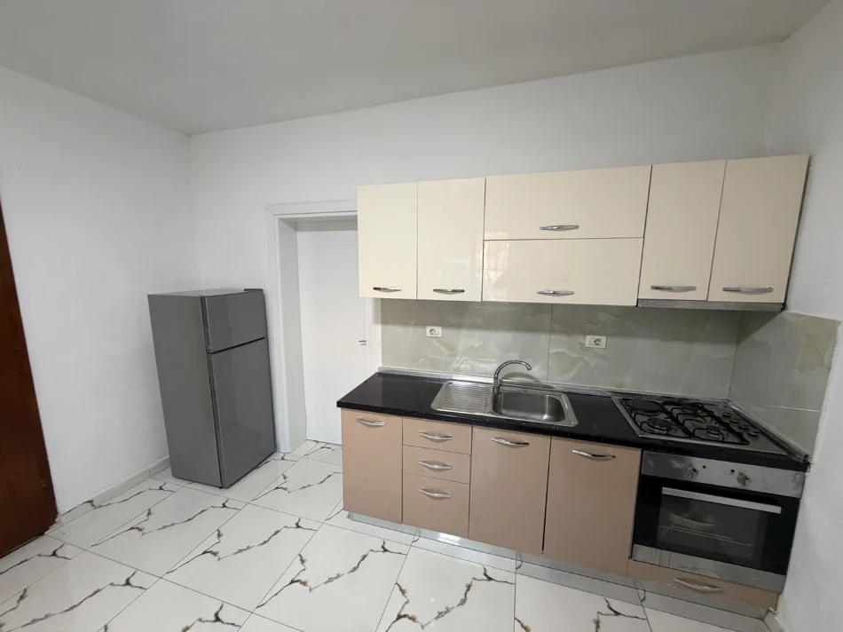Tirane, jepet me qera apartament+verande  1+1 Kati 0, 27.000 leke i diskutueshem (Rruga Dino Kalenja , Paskuqan 2)