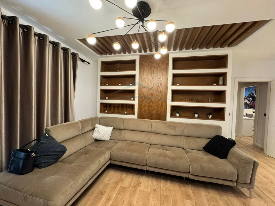 Tirane, jepet me qera apartament+verande | Penthouse 3+1 Kati 5, 107 m² 1.000 € (Fresku.)