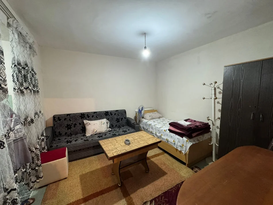 Tirane, jepet me qera garsonier 1+1 Kati 0, 32 m² 200 €