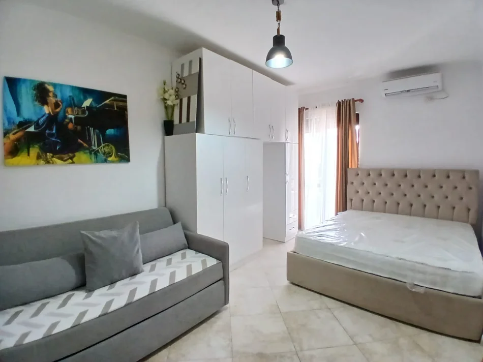 Tirane, jepet me qera garsonier 1+1 Kati 3, 40 m² 500 € (RRUGA E BARRIKADAVE)