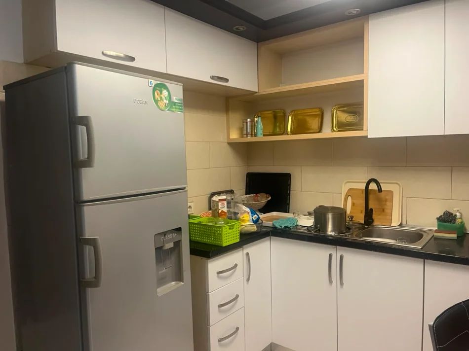 Tirane, jepet me qera garsonier 1+1 Kati 4, 350 € (Fakulteti Ekonomik)