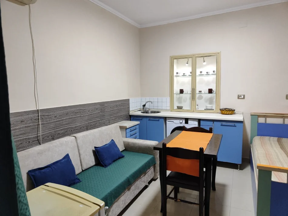 Tirane, jepet me qera garsonier Kati 1, 40 m² 300 € (MEDRESEJA)