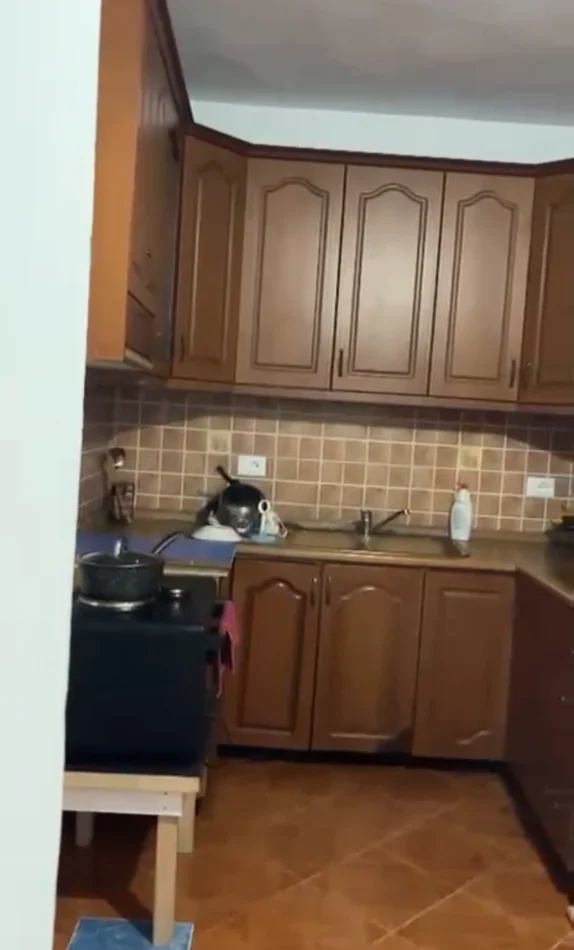 Tirane, jepet me qera garsonier Kati 5, 40 m² 350 € (RRUGA 5 MAJI MEDRESE)