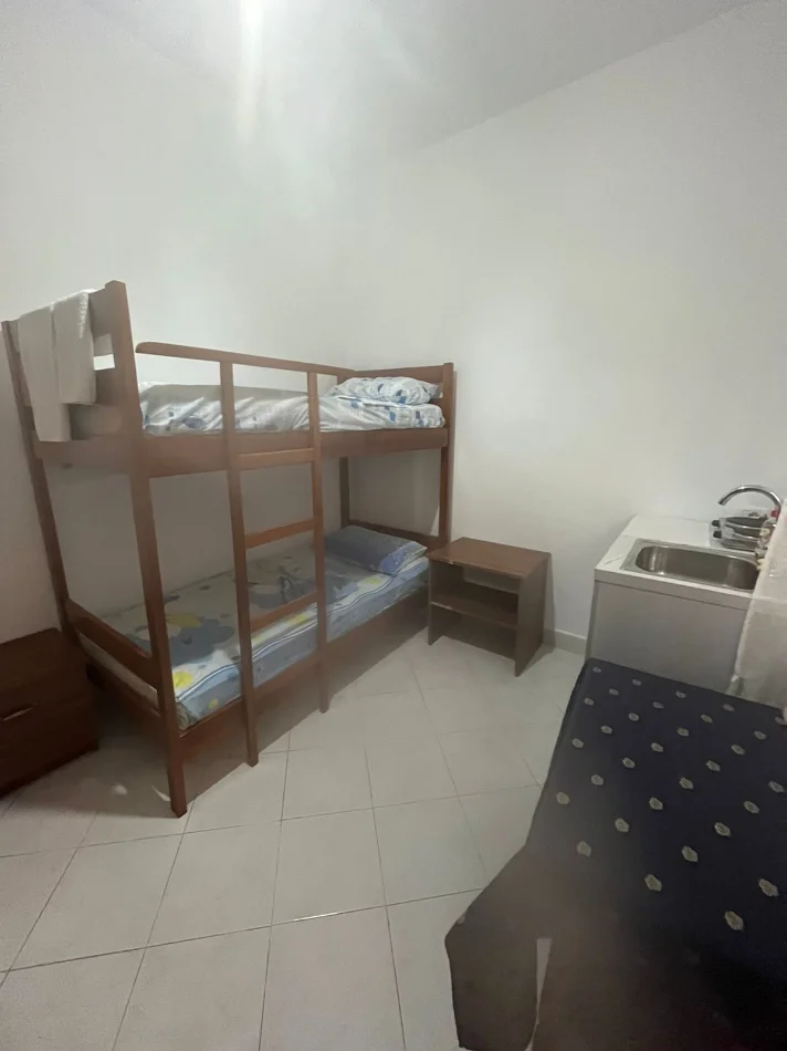 Tirane, jepet me qera garsonier Studio Kati 1, 25 m² 260 € (rruga Haxhi Bardhi)