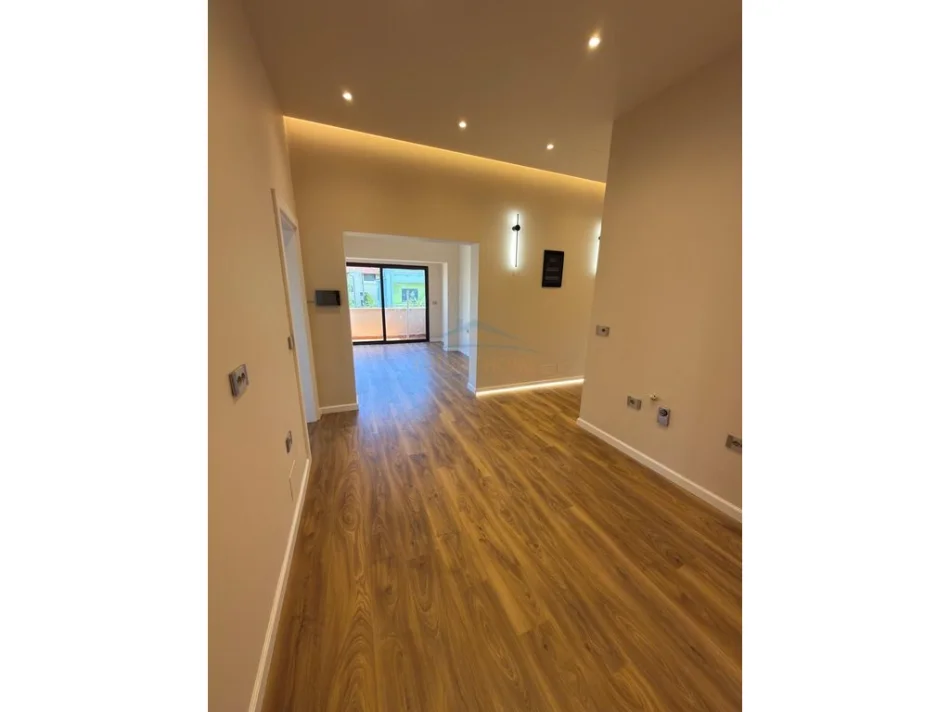Tirane, jepet me qera kati i 3 i nje vile private , 5+2 ,184 m² 1.500 € (Vilat Gjermane)