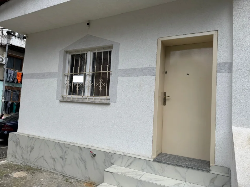Tirane, jepet me qera shtepi 1+1+Ballkon Kati 0, 58 m² 350 € (ne rrugen Njazi Meka Tirane)