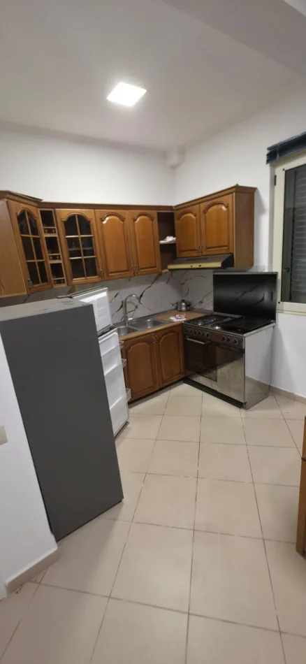 Tirane, jepet me qera shtepi 1+1 Kati 1, 70 m² 500 € (Rruga 3 vellezerit Kondi)