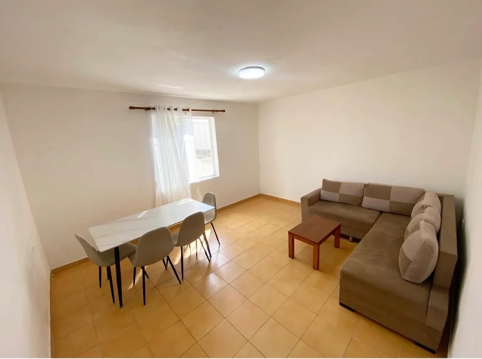 Tirane, jepet me qera shtepi 1+1, ballkon, 300 euro