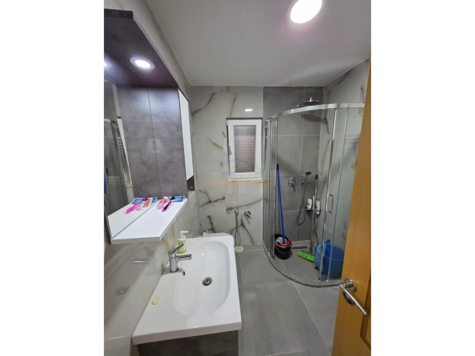 Tirane, jepet me qera shtepi 2+1 Kati 0, 100 m² 600 € (Ali Demi)