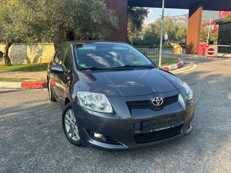 Tirane, makine TOYOTA AURIS 1.4 Nafte, automatik Klima 181.000 km