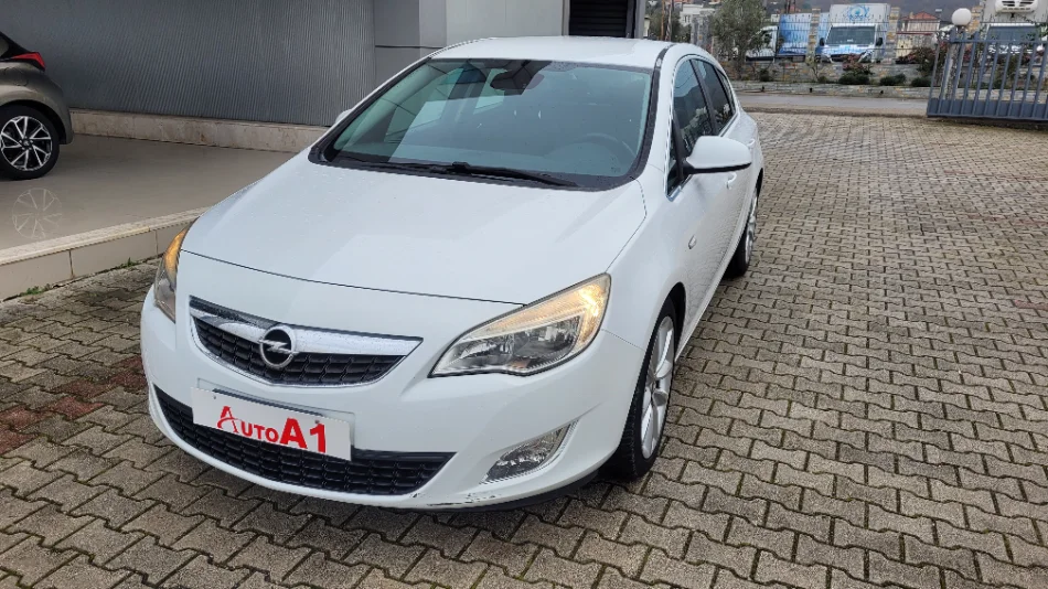 Tirane, makine me portobagazh opel Nafte, e bardhë manuale 210.000 km 3.200 €