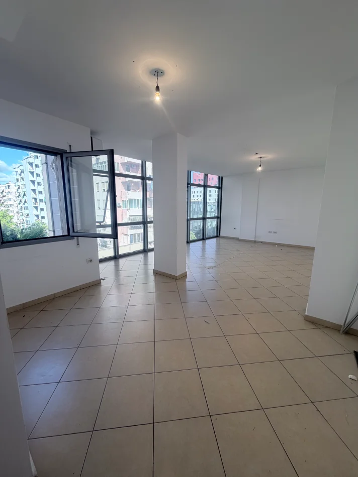 Tirane, shes 2+1+Aneks+Ballkon Kati 5 (tek 21 Dhjetori)