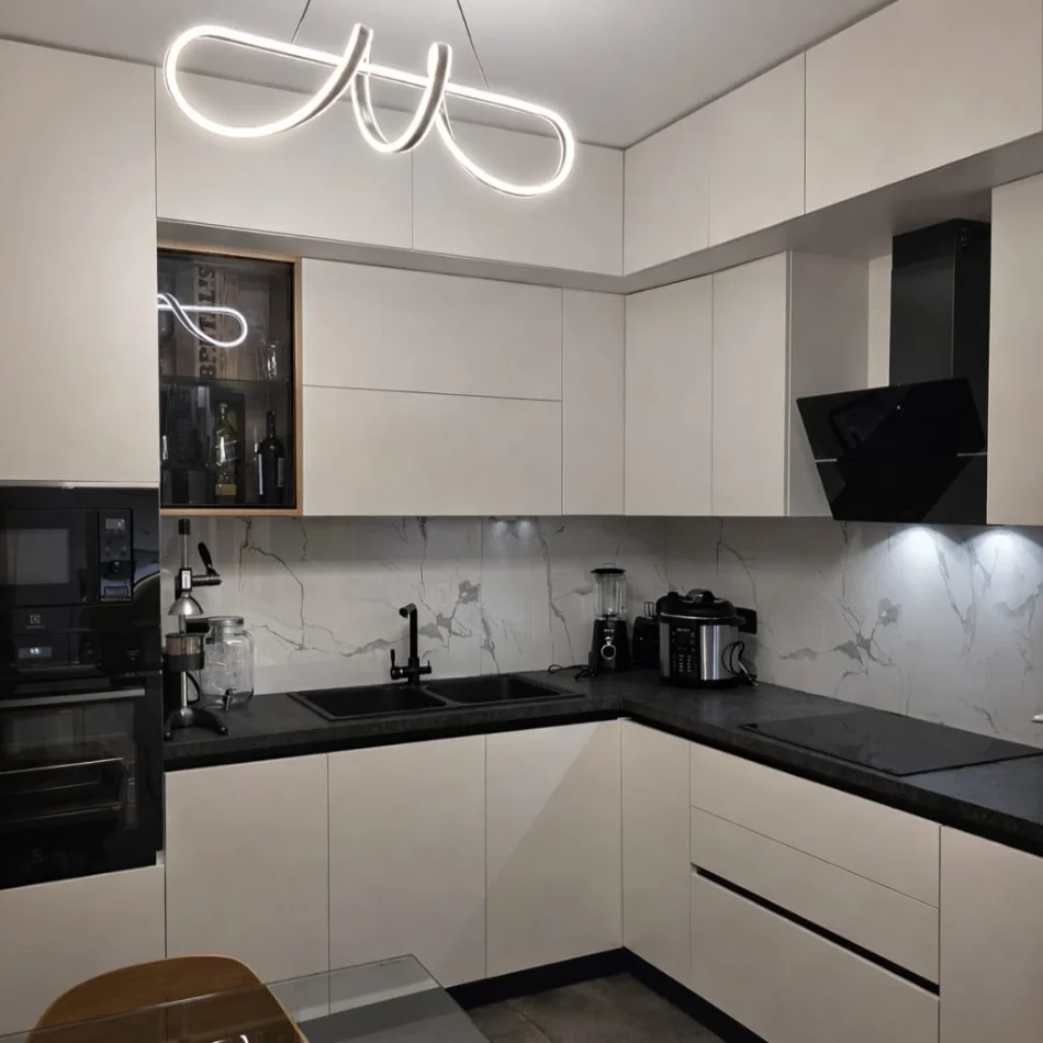 Tirane, shes 2+1+Ballkon Kati 1, 358.720 € (Komuna Parisit)