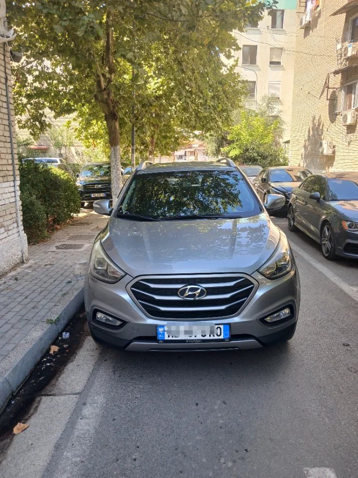 Tirane, shes SUV Hyundai Tucson Nafte, gri e erret automatik Kondicioner 117.000 km 1 €