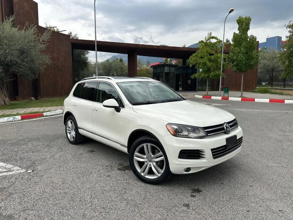 Tirane, shes SUV VOLKSWAGEN TOUAREG 3.0 DIESEL PA TAKS LUKSI FULL OPTION Nafte, e bardhë automatik Klima 200.000 km