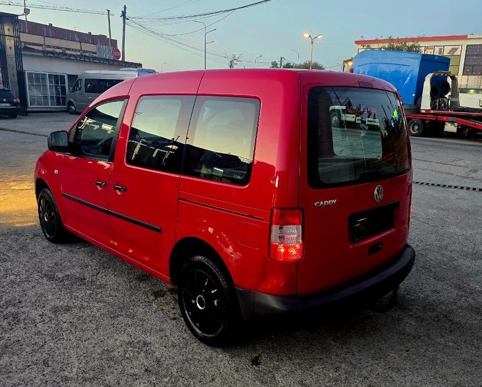 Tirane, shes Volksvagen caddy Benzin, e kuqe manuale Klima €