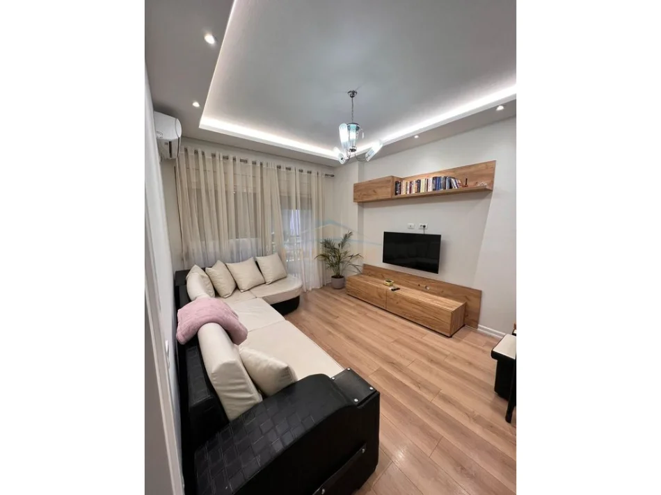 Tirane, shes apartament 1+1+Ballkon Kati 1, 62 m² 118.000 € (unaza e re)