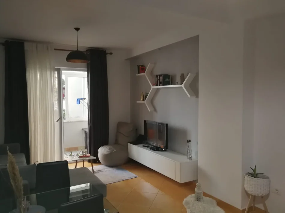 Tirane, shes apartament 1+1+Ballkon Kati 1, 82 m² 135.000 €