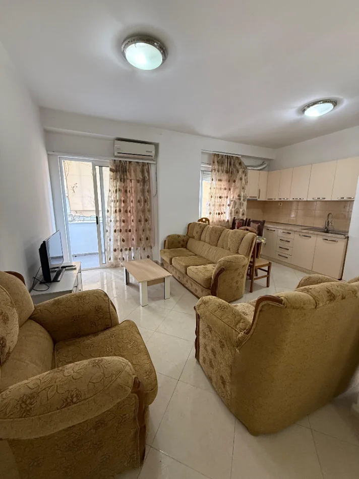 Tirane, shes apartament 1+1+Ballkon Kati 3, 57 m² 125.000€, Porcelan, prane UET