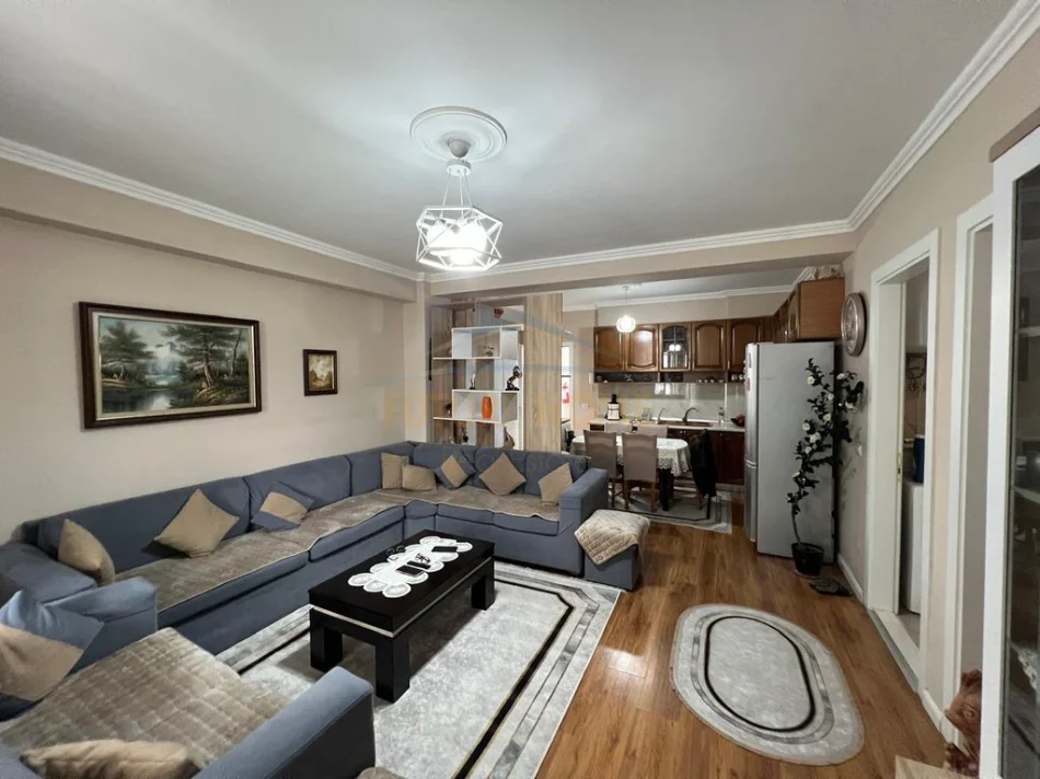 Tirane, shes apartament 1+1+Ballkon Kati 5, 94 m² 160.000 € (5 maj)