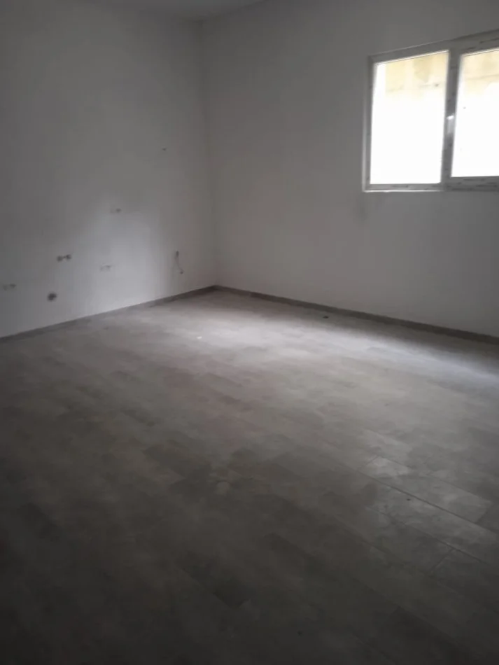Tirane, shes apartament 1+1 Kati 1, 70 m² 60 miljon Leke (Rruga Gaxherri)