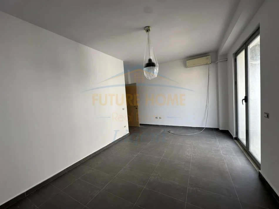 Tirane, shes apartament 2+1+Ballkon Kati 1, 105 m² 170.000 € (Ministria e Kultures)