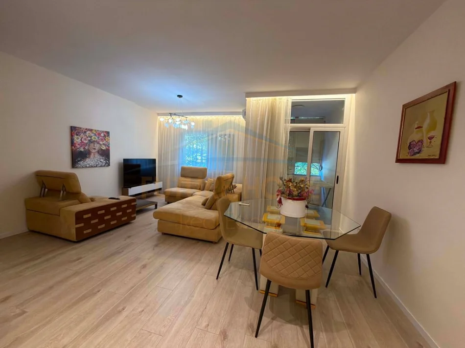 Tirane, shes apartament 2+1+Ballkon Kati 2, 97 m² 272.000 € (Komuna e Parisit)