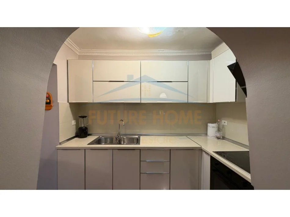 Tirane, shes apartament 2+1+Ballkon Kati 4, 104 m² 215.000 € (21 Dhjetori)