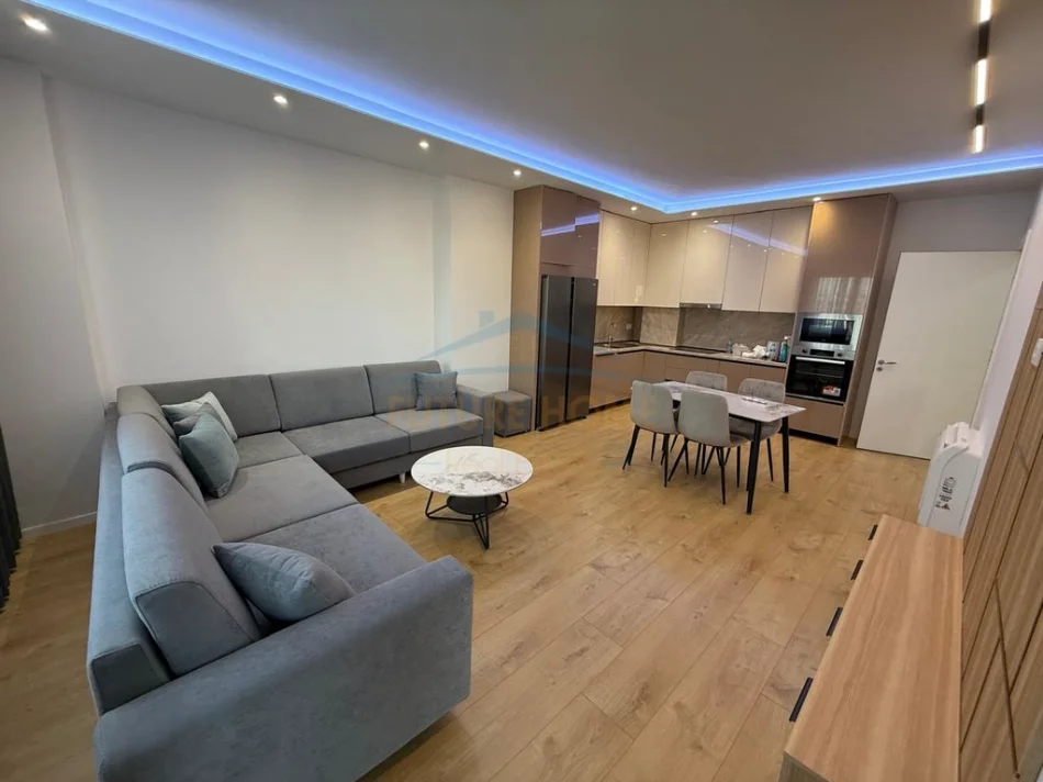 Tirane, shes apartament 2+1+Ballkon Kati 7, 115 m² 137.000 € (kamez)