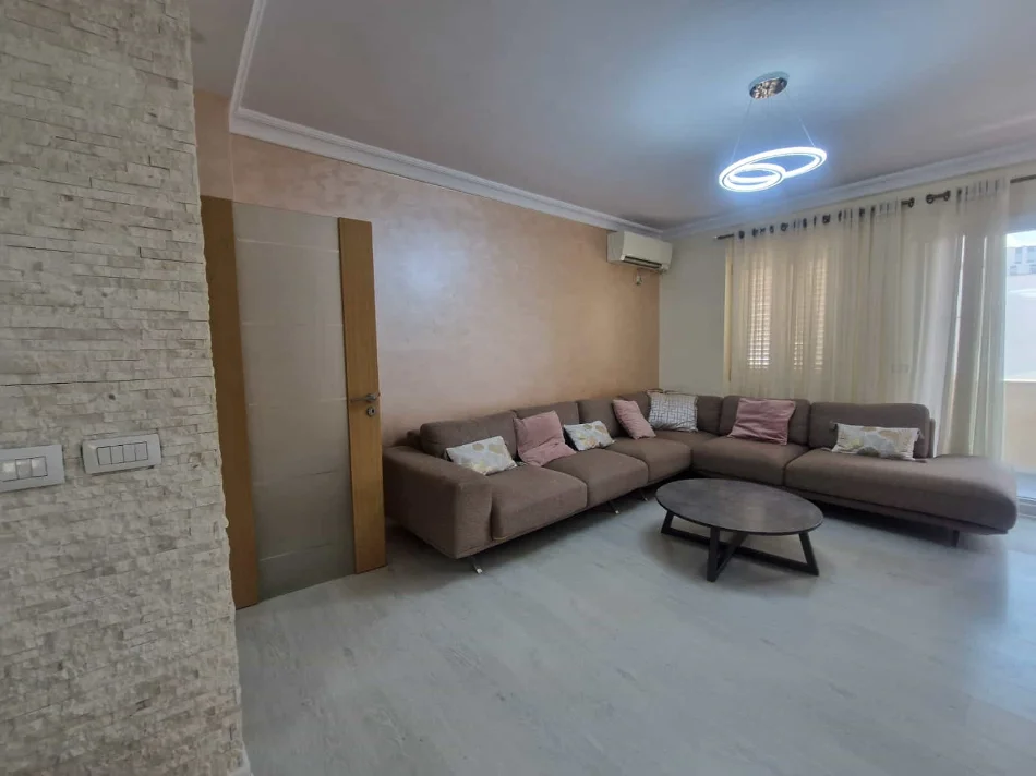 Tirane, shes apartament 3+1 Kati 4, 127 m² 209000 € (Rruga Xhanfize Keko)