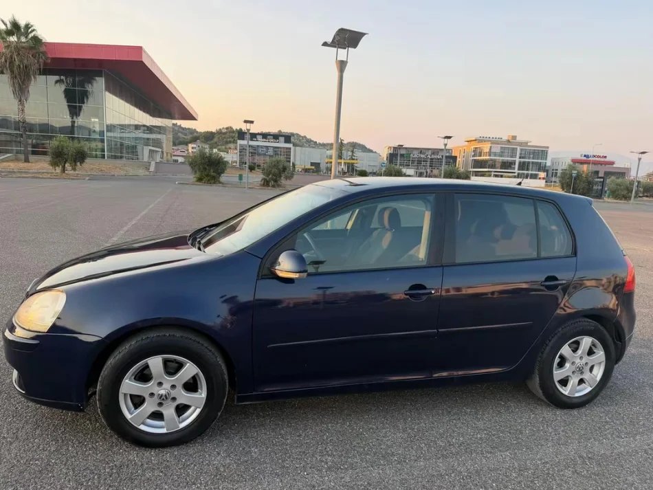 Tirane, shes makine Golf 5 , 1.9tdii , manua 6+R Nafte, manuale Kondicioner 300 km 3.000 €