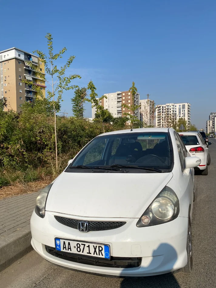 Tirane, shes makine Honda Jazz 1.3 Benzin+Gaz, e bardhë automatik Kondicioner 298.700 km 3.300 €